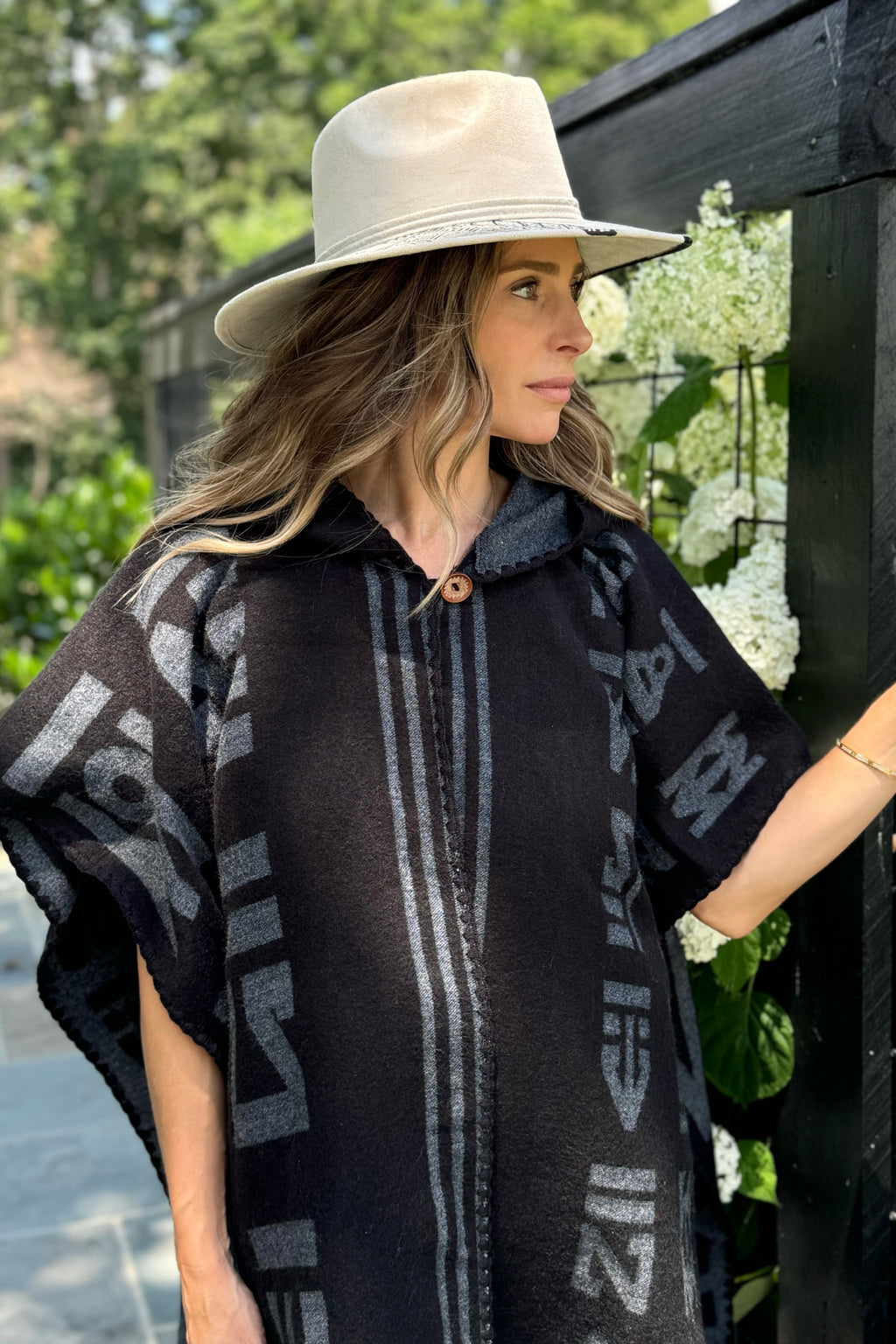 Guarani Hooded Poncho - Black/Gray