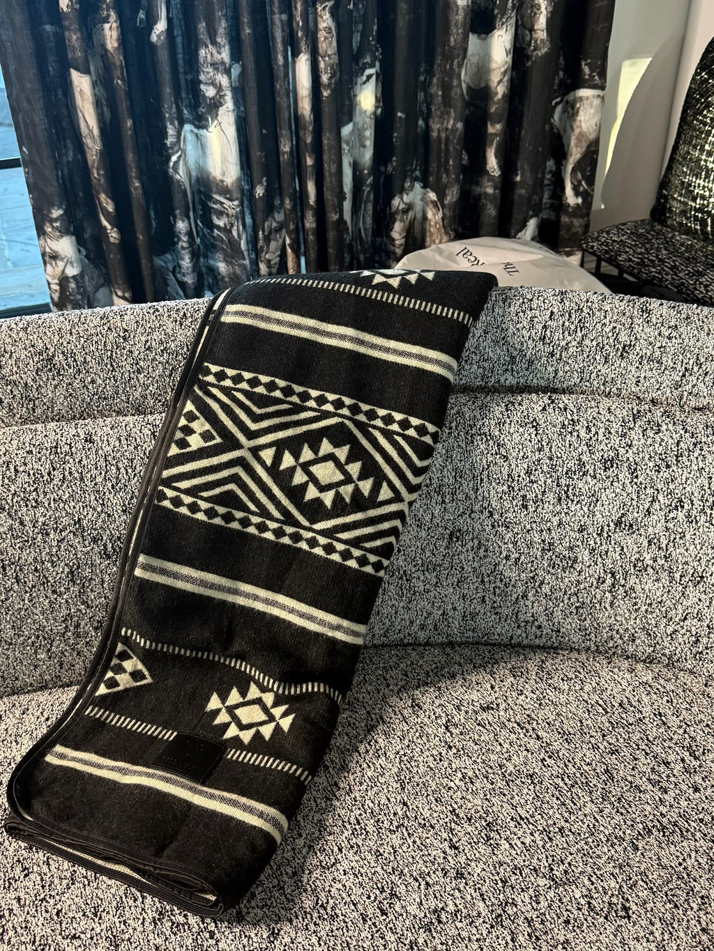 Warmi Maki Reversible Throw Blanket