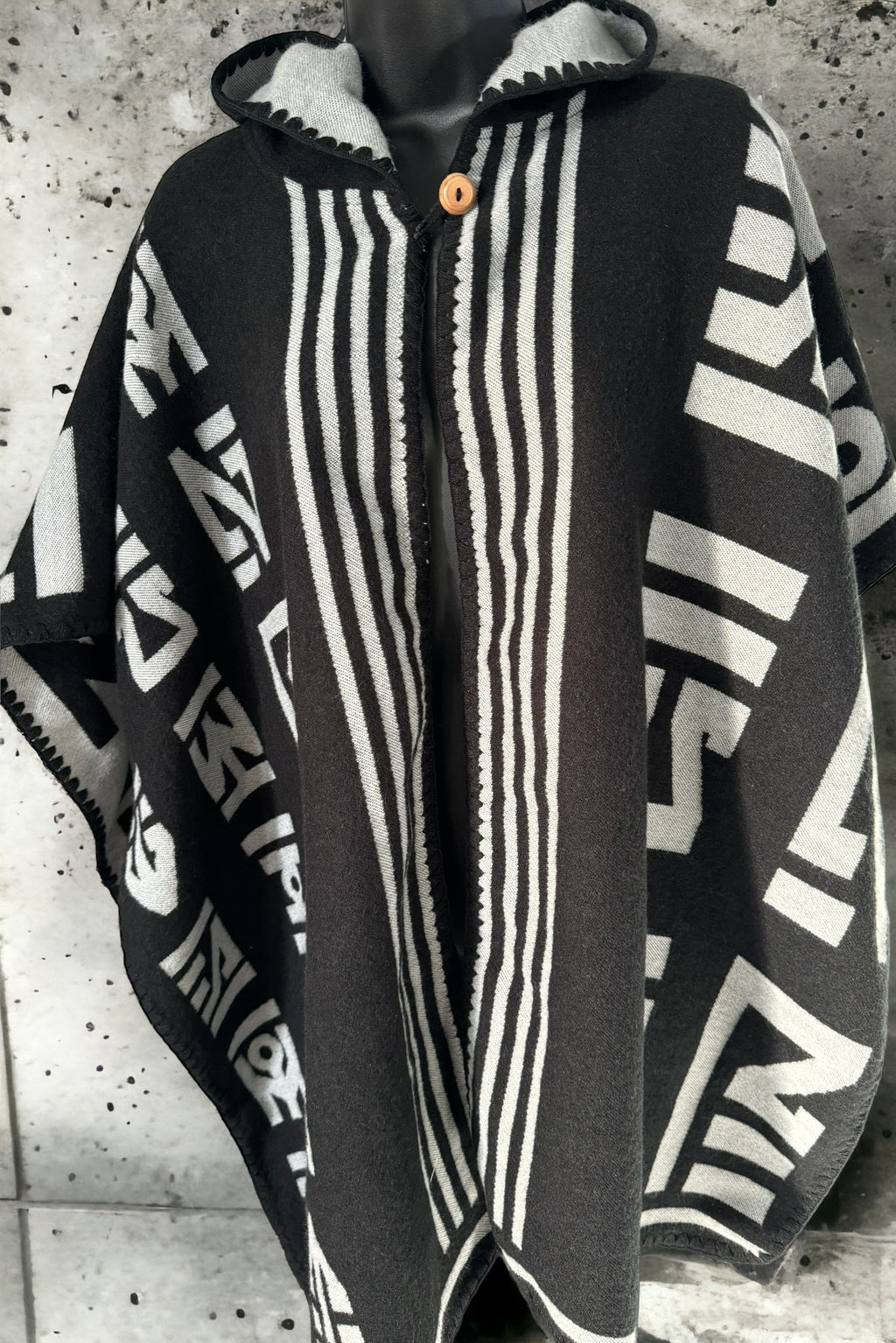 Guarani Hooded Poncho - Black/White