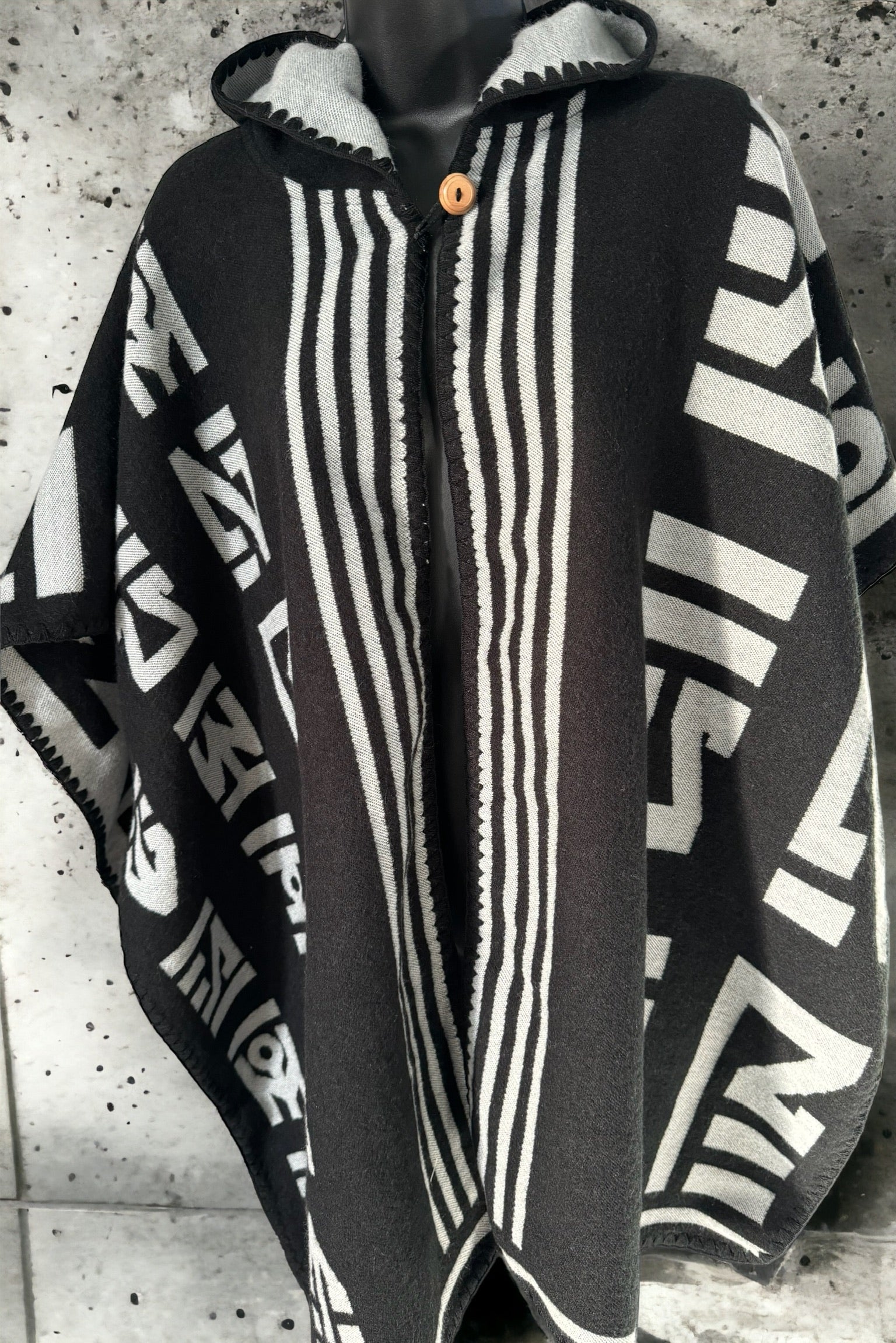 Guarani Hooded Poncho - Black/White