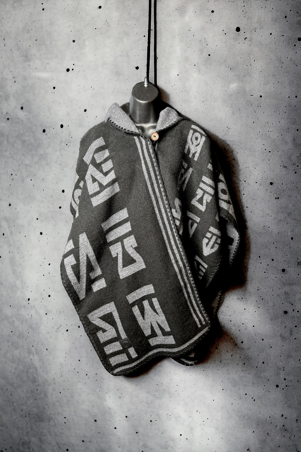 Guarani Hooded Poncho - Black/Gray