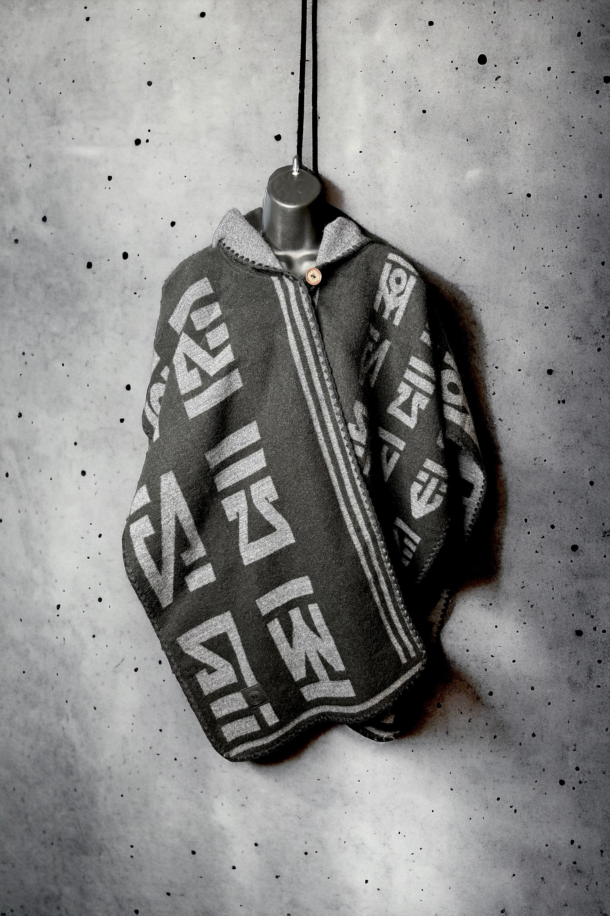 Guarani Hooded Poncho - Black/Gray