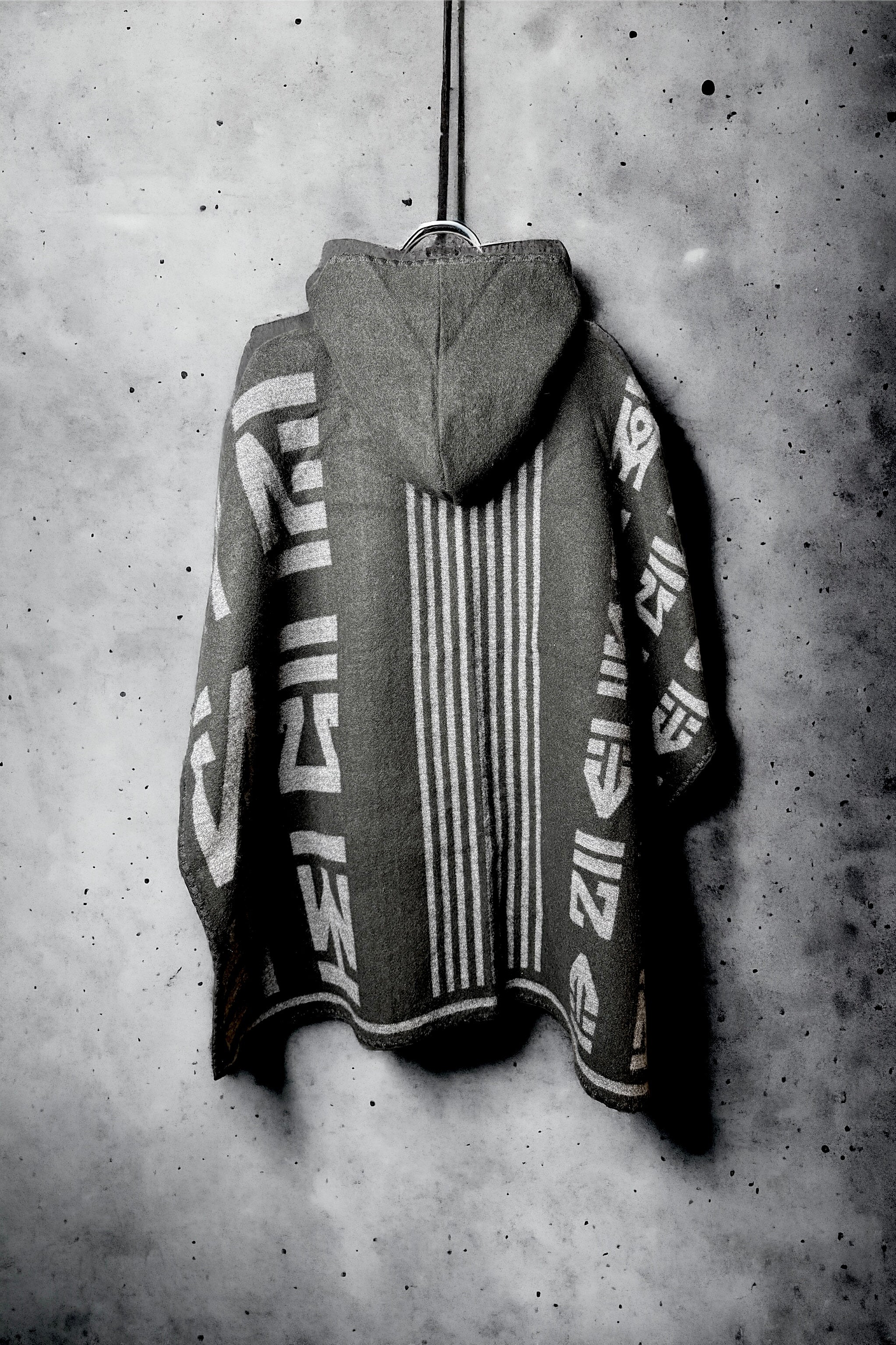 Guarani Hooded Poncho - Black/Gray